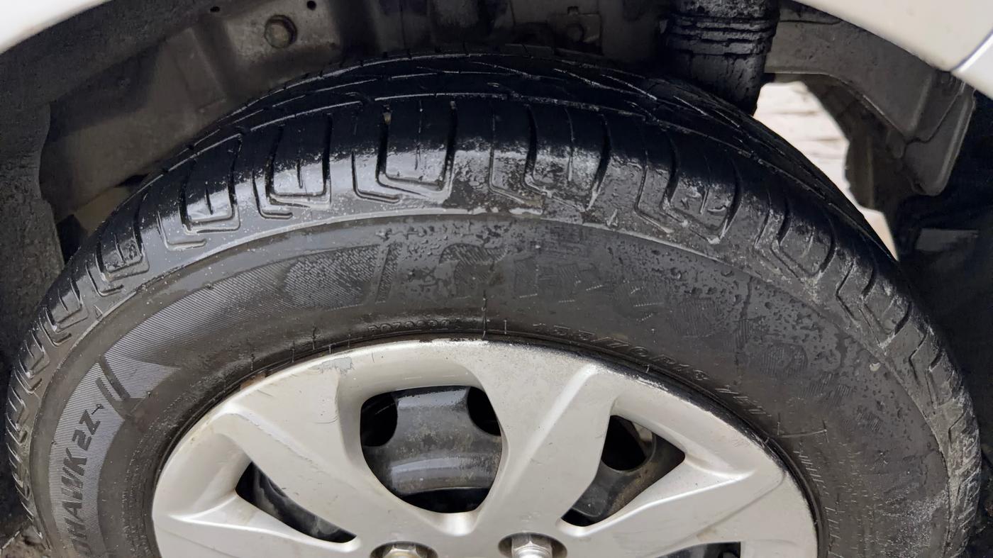 2015 Hyundai Eon MAGNA +, Petrol, Manual, 43,518 km, Left Rear Tyre Tread