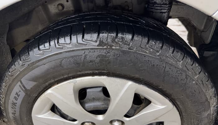 2015 Hyundai Eon MAGNA +, Petrol, Manual, 43,518 km, Left Rear Tyre Tread