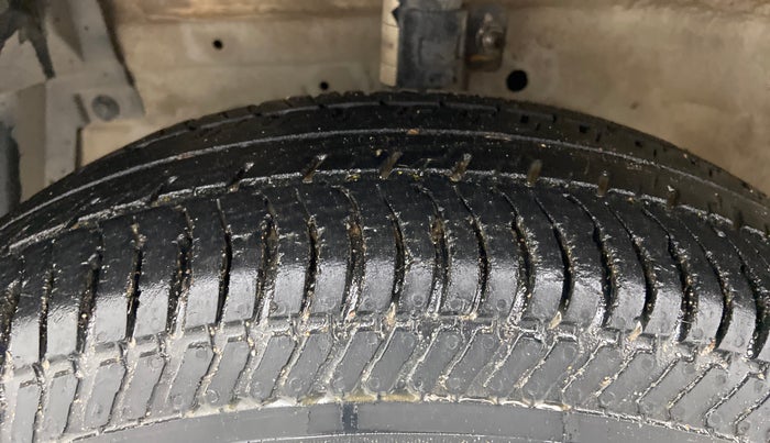2013 Maruti Swift VXI, Petrol, Manual, 50,824 km, Left Front Tyre Tread