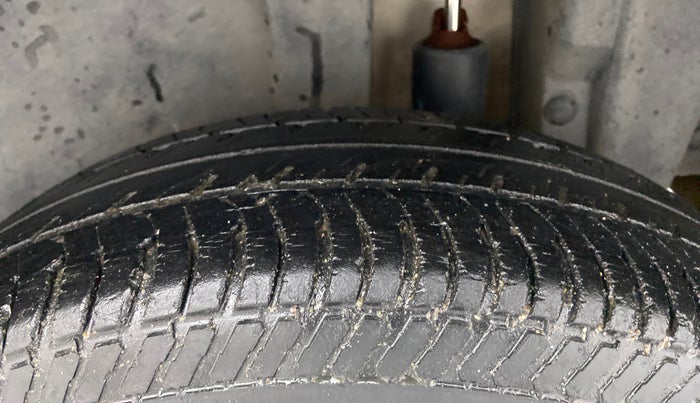 2013 Maruti Swift VXI, Petrol, Manual, 50,824 km, Left Rear Tyre Tread