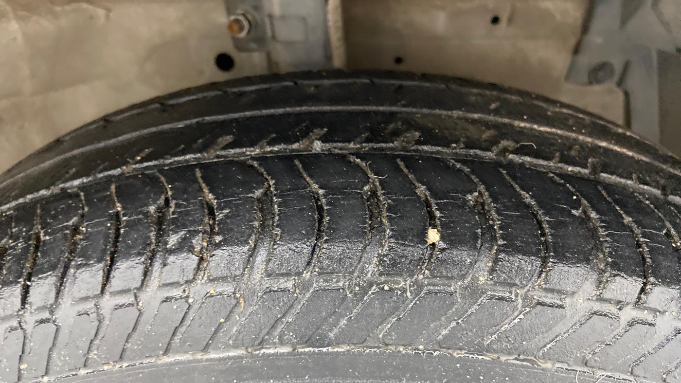 2013 Maruti Swift VXI, Petrol, Manual, 50,824 km, Right Front Tyre Tread