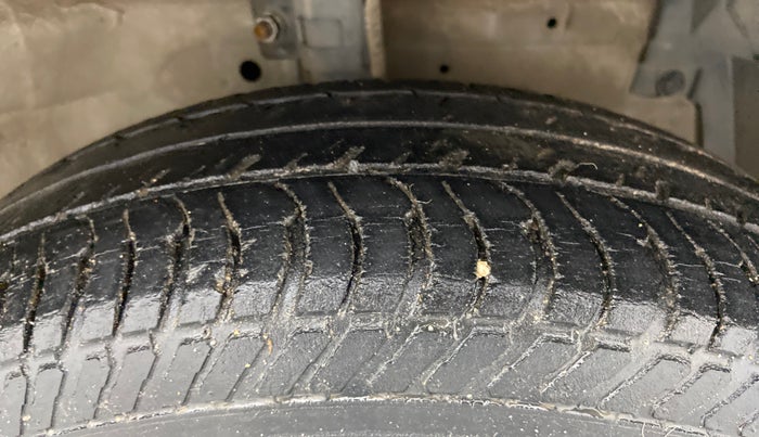 2013 Maruti Swift VXI, Petrol, Manual, 50,824 km, Right Front Tyre Tread