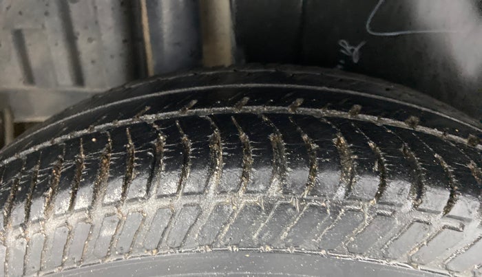 2013 Maruti Swift VXI, Petrol, Manual, 50,824 km, Right Rear Tyre Tread