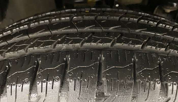 2016 Mahindra TUV300 T8, Diesel, Manual, 54,280 km, Right Front Tyre Tread