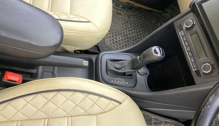 2017 Skoda Rapid AMBITION 1.6 MPI AT, Petrol, Automatic, 61,048 km, Gear Lever