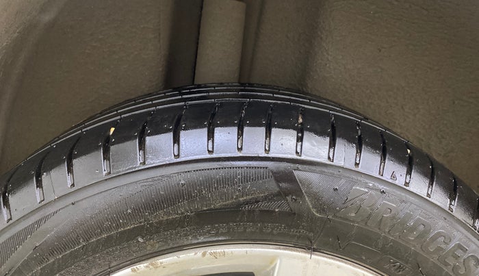 2017 Skoda Rapid AMBITION 1.6 MPI AT, Petrol, Automatic, 61,048 km, Right Rear Tyre Tread