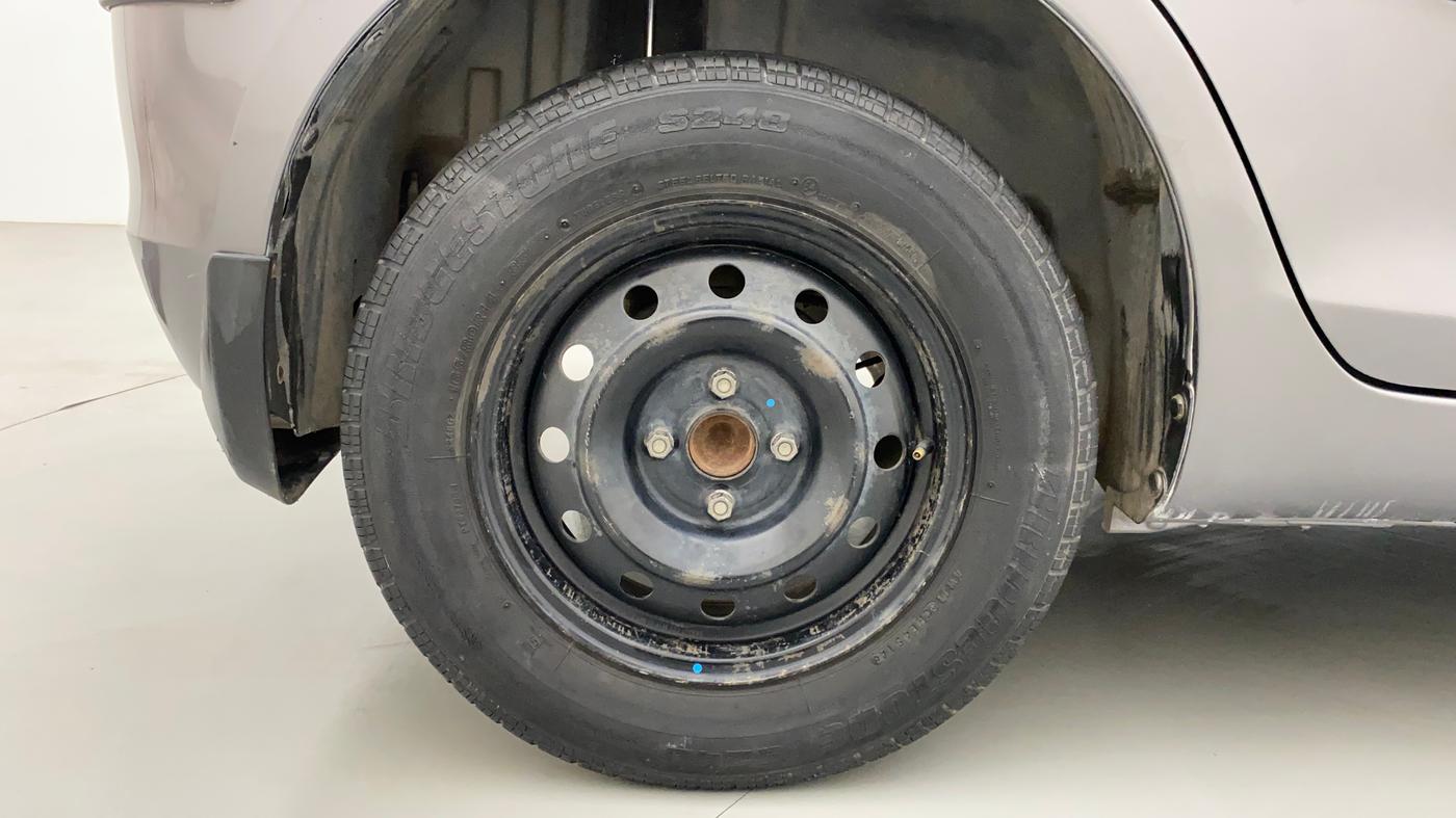 2015 Maruti Swift VXI, Petrol, Manual, 53,681 km, Right Rear Wheel