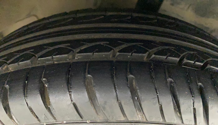 2014 Toyota Etios Liva G, Petrol, Manual, 31,691 km, Right Front Tyre Tread