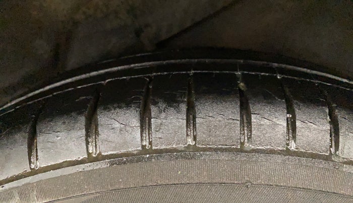 2013 Hyundai i10 SPORTZ 1.2 AT, Petrol, Automatic, 1,00,495 km, Left Rear Tyre Tread