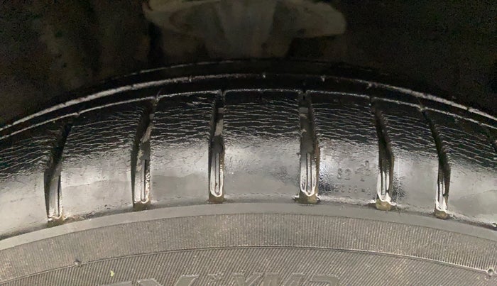 2013 Hyundai i10 SPORTZ 1.2 AT, Petrol, Automatic, 1,00,495 km, Right Front Tyre Tread