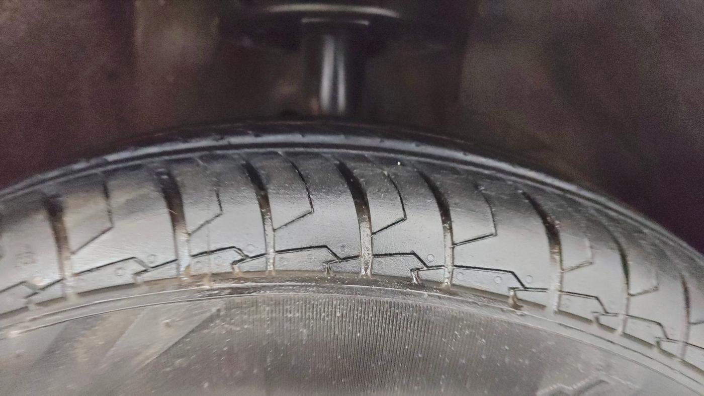 2022 Maruti Dzire VXI AMT, Petrol, Automatic, 29,102 km, Right Front Tyre Tread