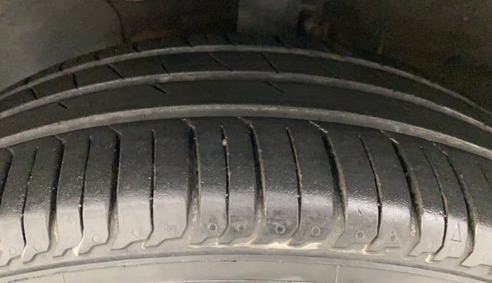 2018 Hyundai Verna 1.4 E PETROL, Petrol, Manual, 27,312 km, Left Front Tyre Tread