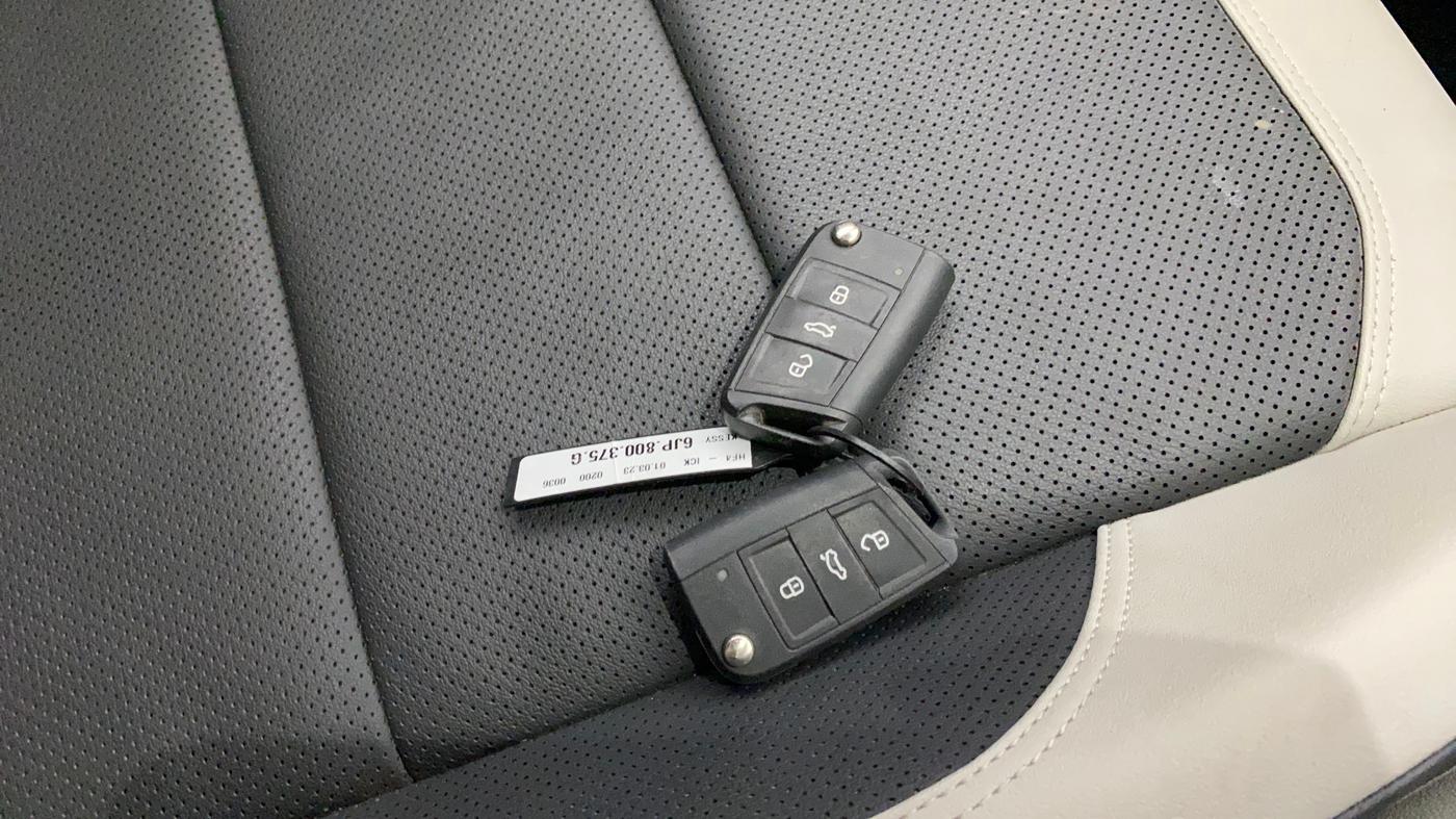 2023 Volkswagen TAIGUN TOPLINE 1.0 TSI AT, Petrol, Automatic, 4,893 km, Key Close Up