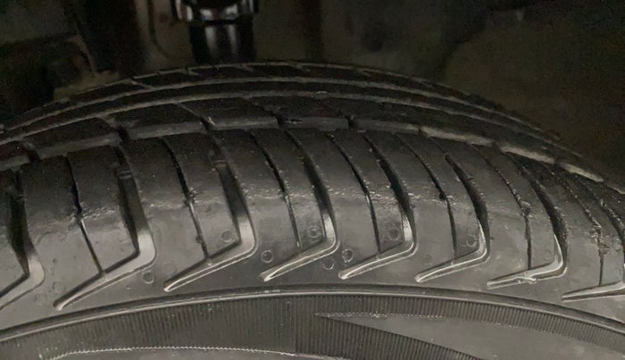 2017 Renault Kwid RXL, Petrol, Manual, 59,460 km, Left Front Tyre Tread