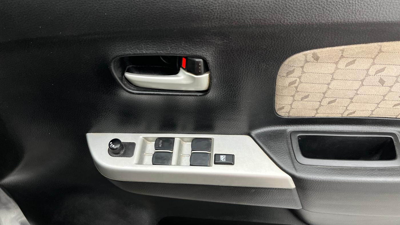 2016 Maruti Wagon R 1.0 VXI, Petrol, Manual, 65,016 km, Driver Side Door Panels Control