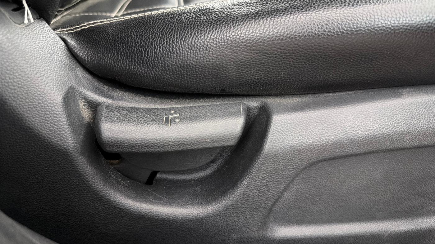 2017 Hyundai Elite i20 MAGNA EXECUTIVE 1.2, Petrol, Manual, 36,264 km, Driver Side Adjustment Panel