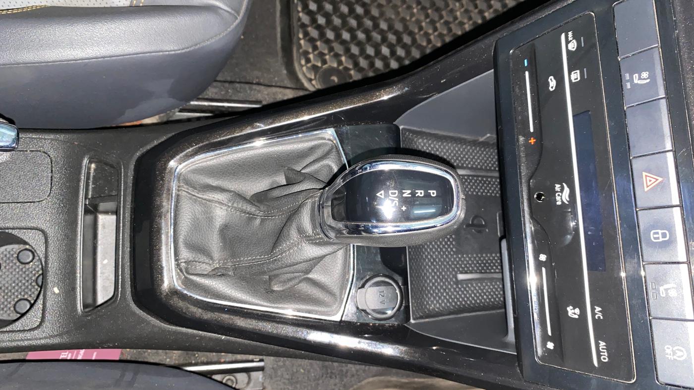 2023 Skoda KUSHAQ STYLE 1.0L TSI AT (6 AIRBAGS), Petrol, Automatic, 20,461 km, Gear Lever