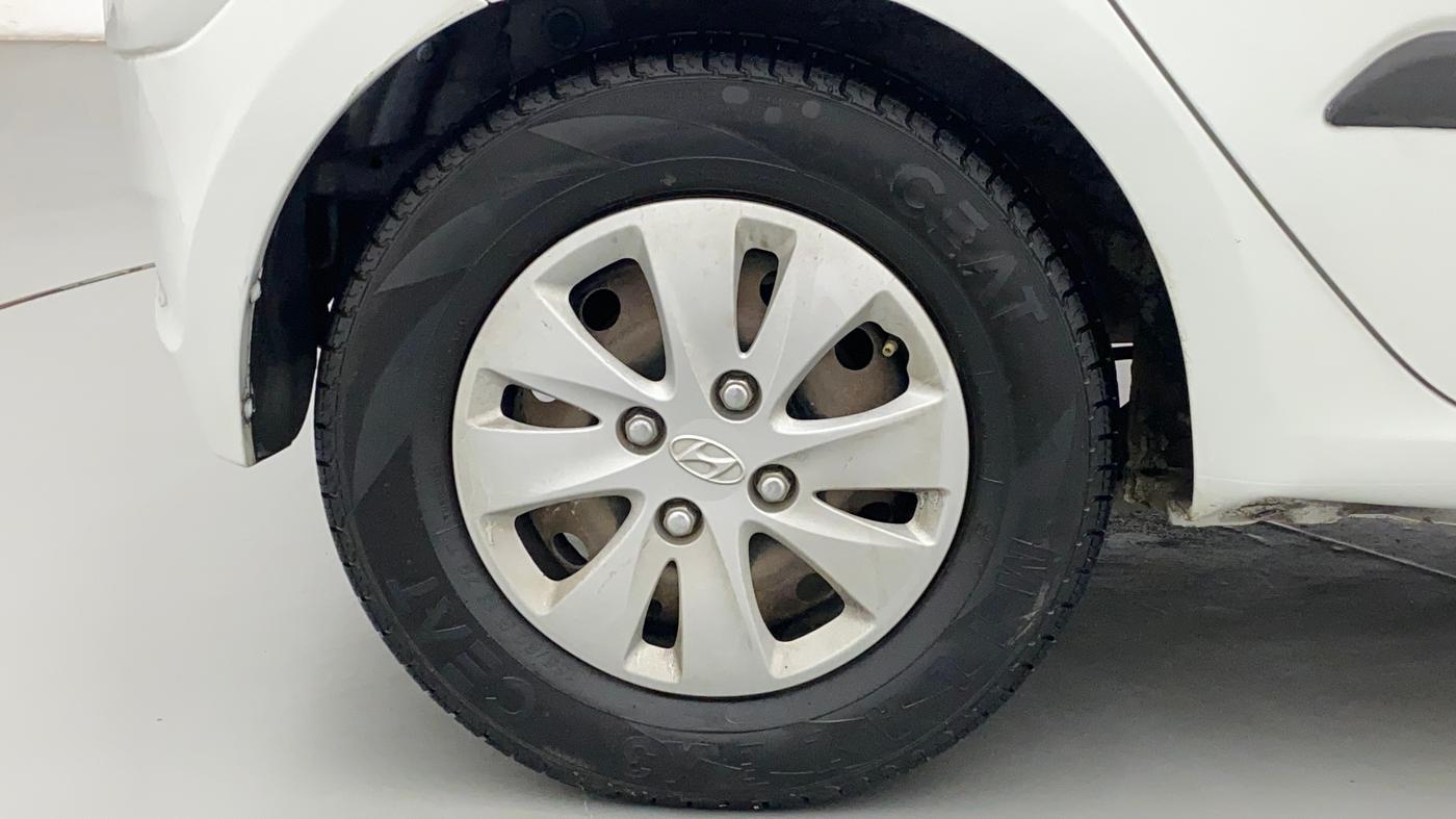 2011 Hyundai i10 MAGNA 1.1, CNG, Manual, 1,03,582 km, Right Rear Wheel