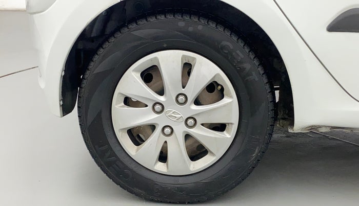 2011 Hyundai i10 MAGNA 1.1, CNG, Manual, 1,03,582 km, Right Rear Wheel