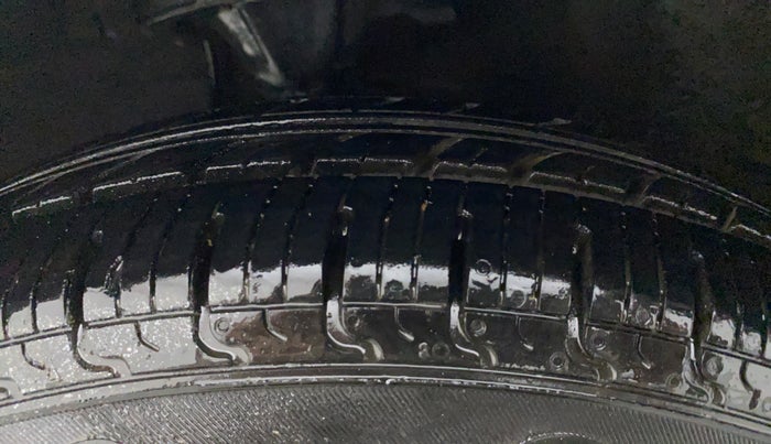 2011 Hyundai i10 MAGNA 1.1, CNG, Manual, 1,03,582 km, Left Front Tyre Tread