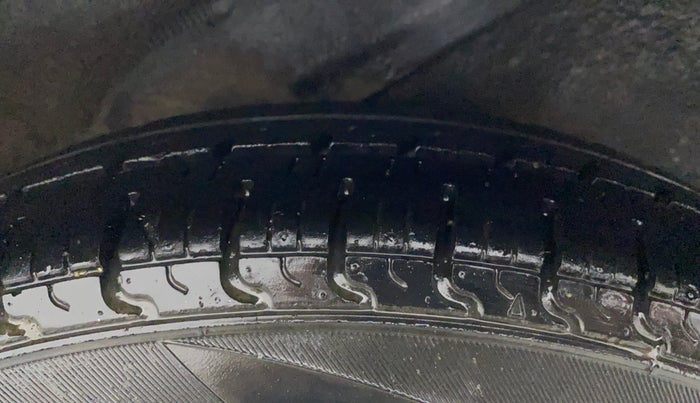 2011 Hyundai i10 MAGNA 1.1, CNG, Manual, 1,03,582 km, Left Rear Tyre Tread