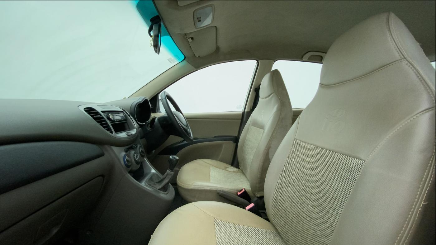 2011 Hyundai i10 MAGNA 1.1, CNG, Manual, 1,03,582 km, Right Side Front Door Cabin