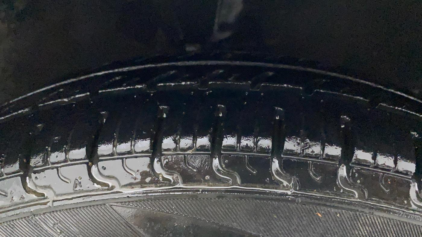 2011 Hyundai i10 MAGNA 1.1, CNG, Manual, 1,03,582 km, Right Front Tyre Tread