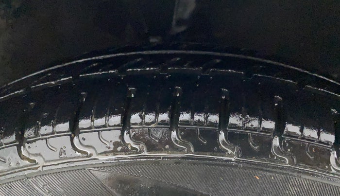 2011 Hyundai i10 MAGNA 1.1, CNG, Manual, 1,03,582 km, Right Front Tyre Tread