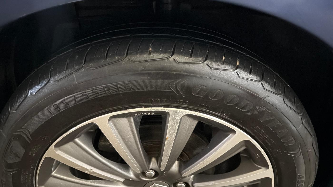 2020 Maruti Ciaz ALPHA  AT 1.5 SHVS PETROL, Petrol, Automatic, 1,14,322 km, Left Front Tyre Tread