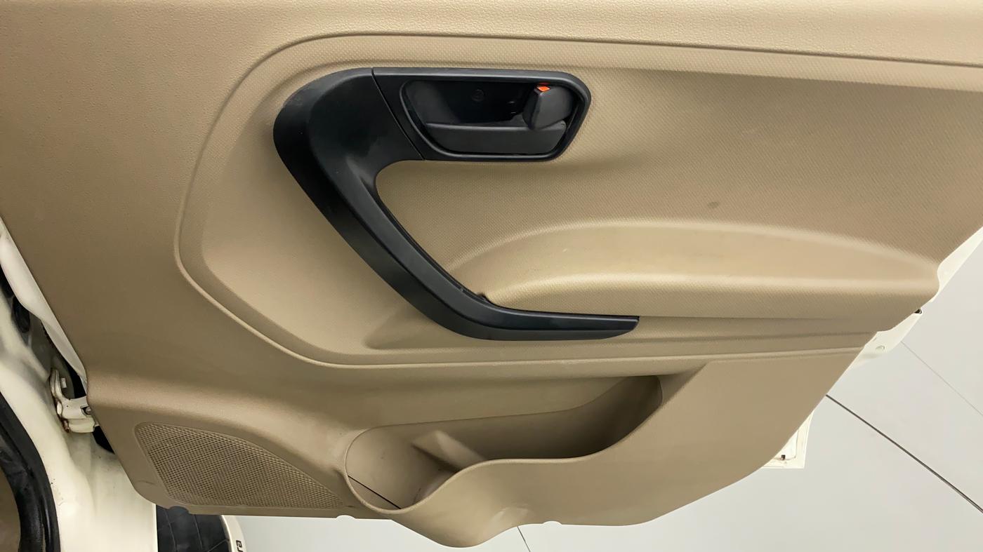 2018 Mahindra TUV300 T4+, Diesel, Manual, 43,078 km, Driver Side Door Panels Control