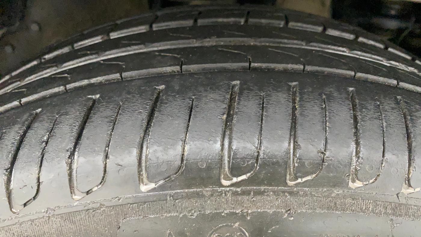 2018 Mahindra TUV300 T4+, Diesel, Manual, 43,078 km, Right Front Tyre Tread