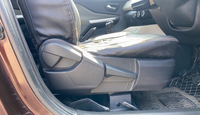 2021 Nissan MAGNITE XV MT, Petrol, Manual, 40,552 km, Driver Side Adjustment Panel