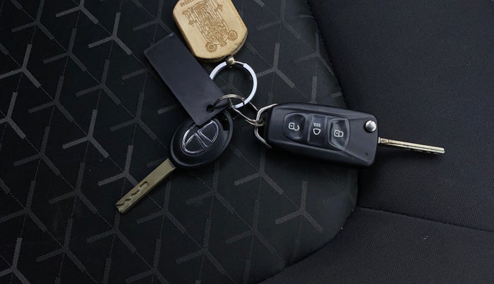 2020 Tata NEXON XM SUNROOF PETROL, Petrol, Manual, 38,775 km, Key Close Up