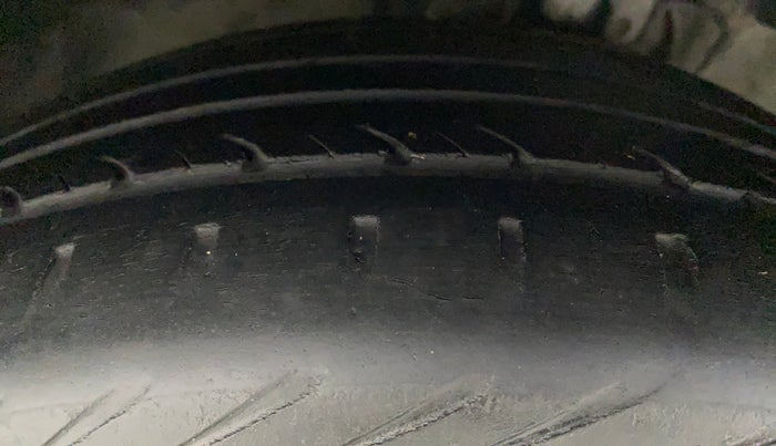 2011 Volkswagen Vento COMFORTLINE 1.6, Petrol, Manual, 63,903 km, Left Front Tyre Tread