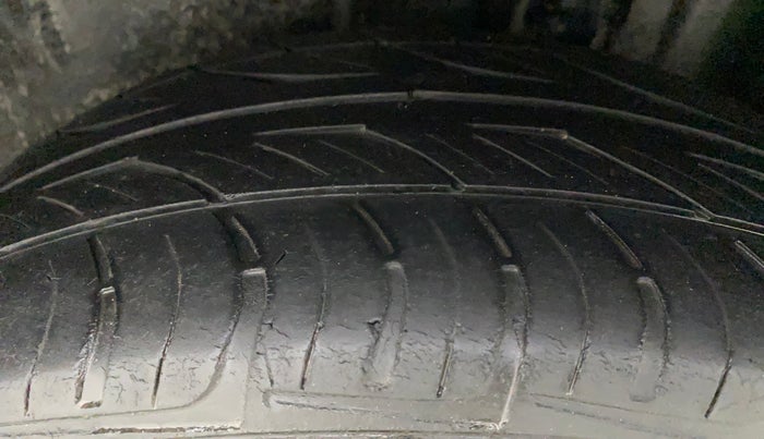 2011 Volkswagen Vento COMFORTLINE 1.6, Petrol, Manual, 63,903 km, Left Rear Tyre Tread