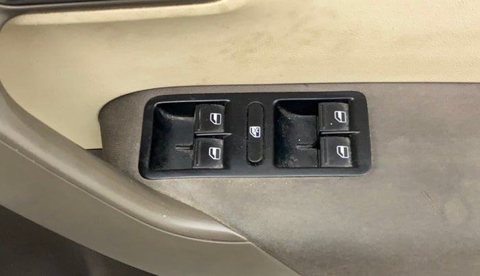 2011 Volkswagen Vento COMFORTLINE 1.6, Petrol, Manual, 63,903 km, Right front window switch / handle - Power window makes minor noise