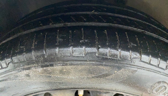 2014 Volkswagen Polo COMFORTLINE 1.5L DIESEL, Diesel, Manual, 93,286 km, Left Front Tyre Tread