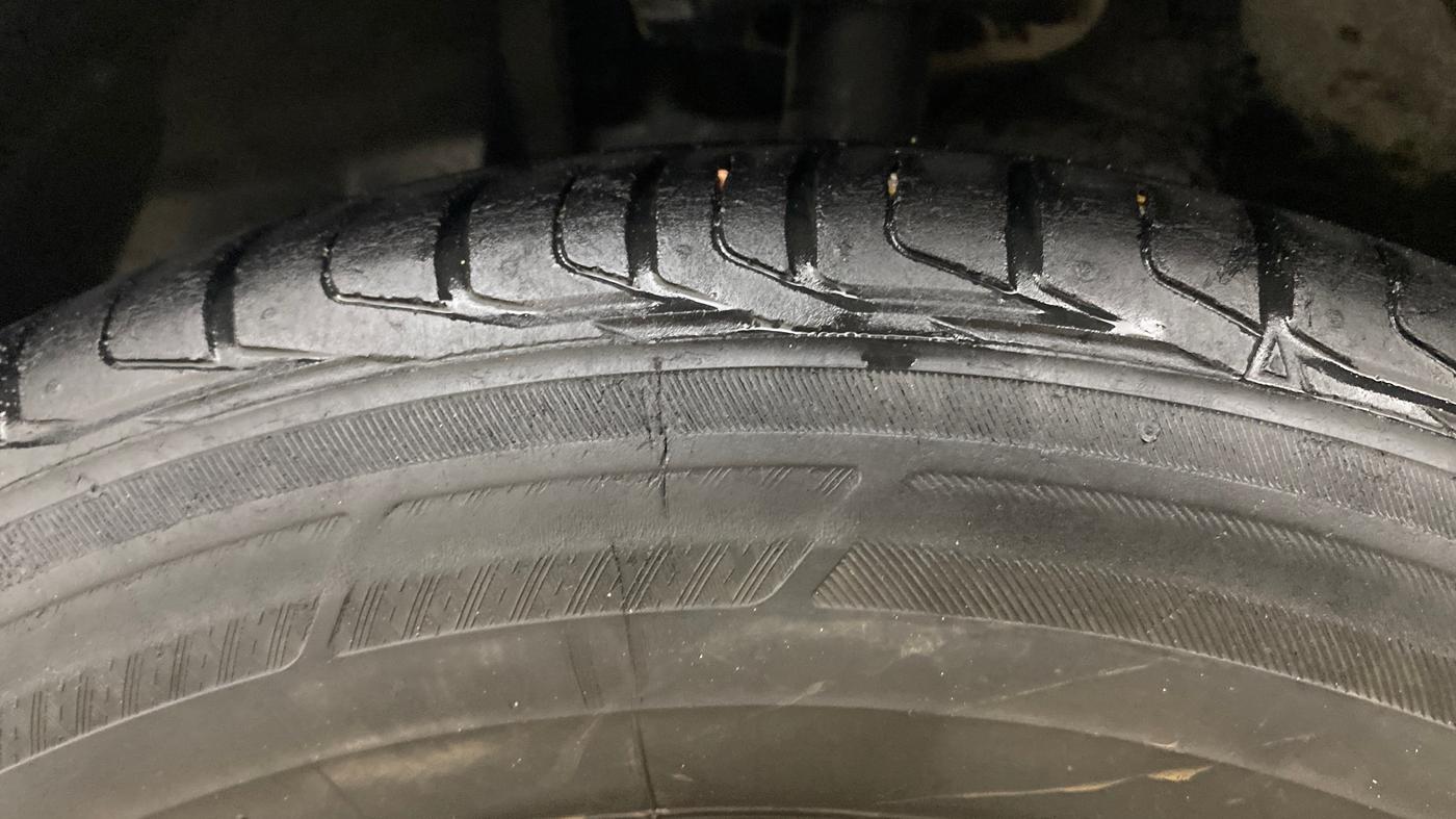 2022 Tata NEXON XZA PLUS KAZIRANGA PETROL, Petrol, Automatic, 98,852 km, Left Front Tyre Tread