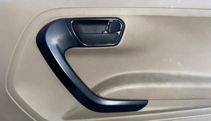 2018 Mahindra TUV300 T6 PLUS, Diesel, Manual, 57,016 km, Driver Side Door Panels Control