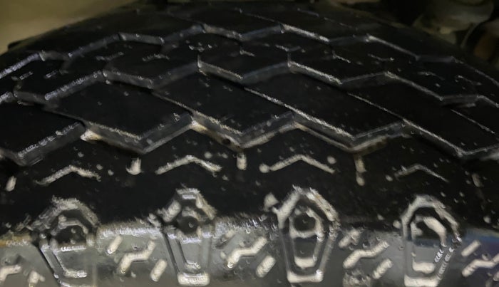 2018 Mahindra TUV300 T6 PLUS, Diesel, Manual, 57,016 km, Right Front Tyre Tread