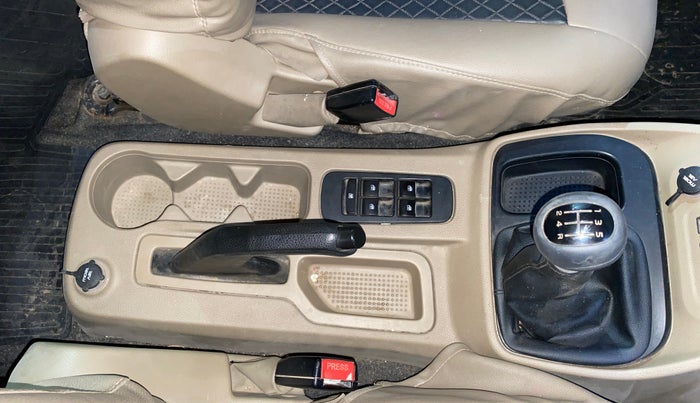 2018 Mahindra TUV300 T6 PLUS, Diesel, Manual, 57,016 km, Gear Lever