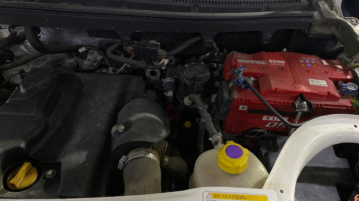 2018 Mahindra TUV300 T6 PLUS, Diesel, Manual, 57,016 km, Engine View - Left