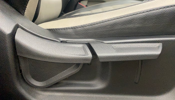 2021 KIA SONET HTX 1.0 IMT, Petrol, Manual, 33,427 km, Driver Side Adjustment Panel