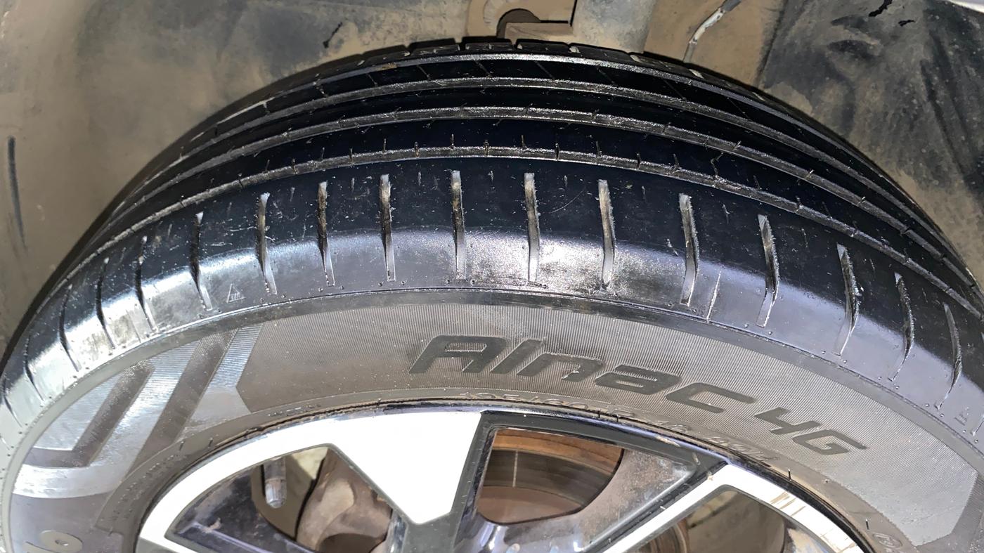 2021 Tata PUNCH ACCOMPLISHED AMT, Petrol, Automatic, 27,461 km, Left Front Tyre Tread