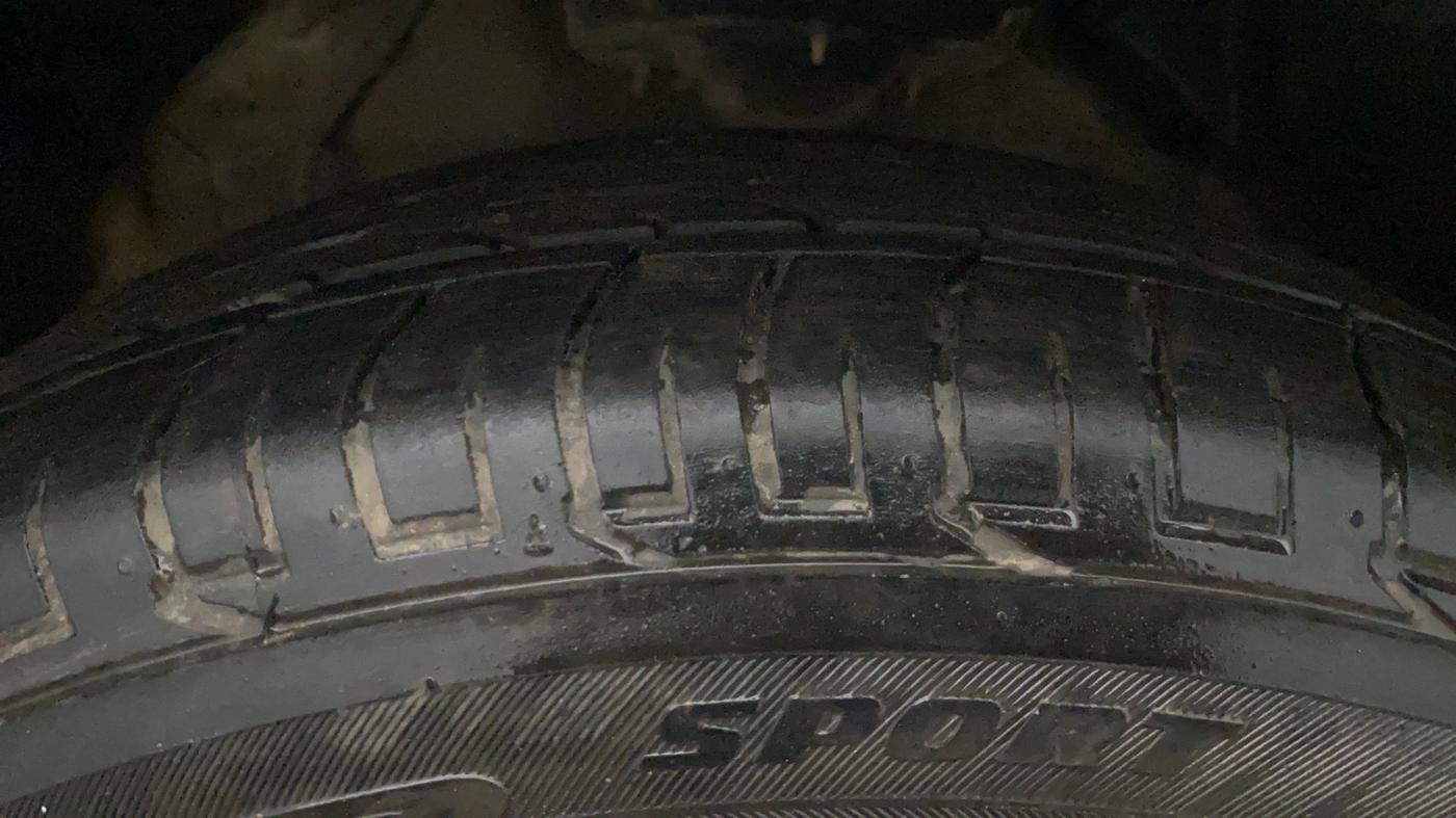 2020 Mahindra XUV300 W6 1.2 PETROL, Petrol, Manual, 1,23,203 km, Left Front Tyre Tread