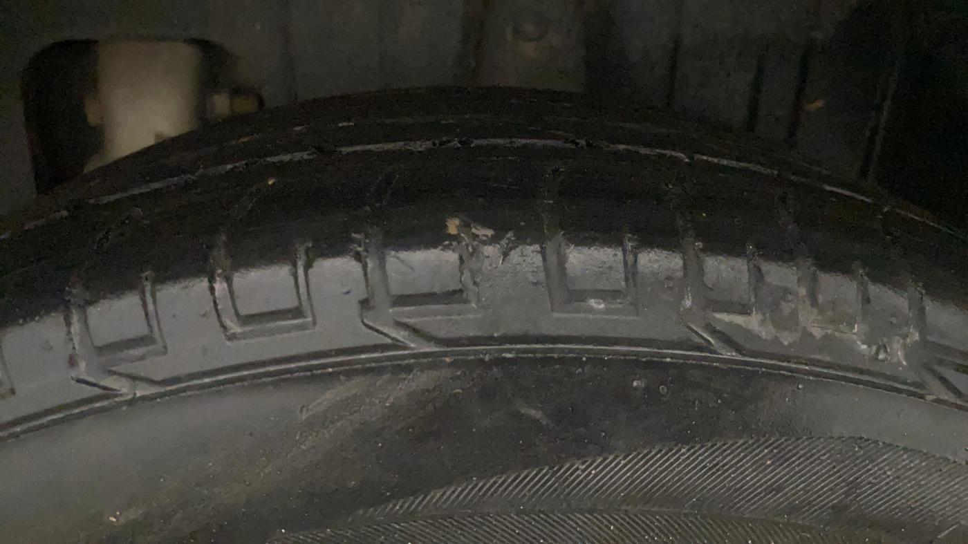 2020 Mahindra XUV300 W6 1.2 PETROL, Petrol, Manual, 1,23,203 km, Left Rear Tyre Tread