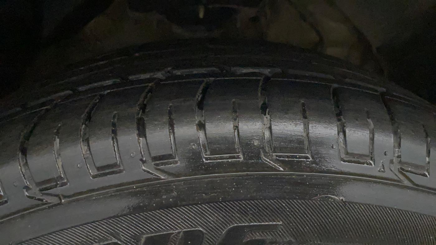 2020 Mahindra XUV300 W6 1.2 PETROL, Petrol, Manual, 1,23,203 km, Right Front Tyre Tread