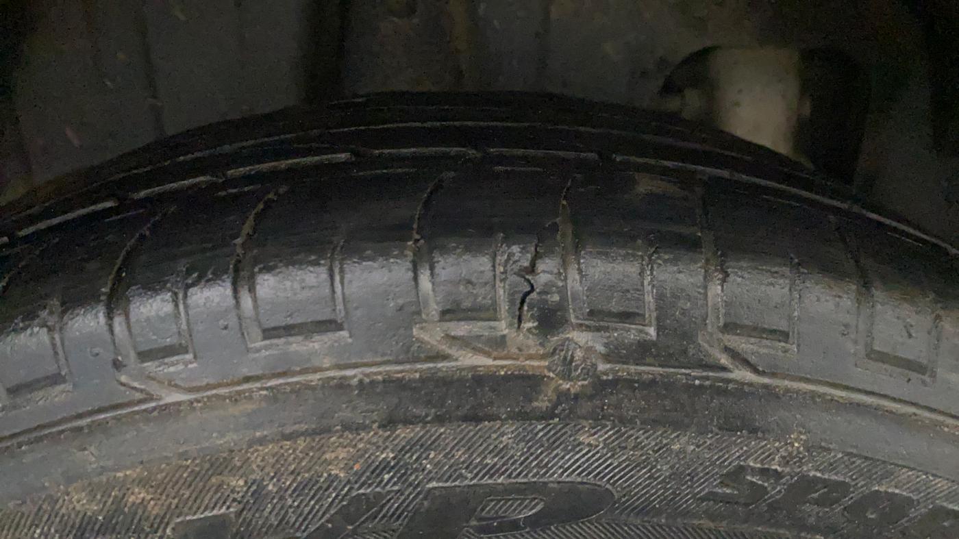 2020 Mahindra XUV300 W6 1.2 PETROL, Petrol, Manual, 1,23,203 km, Right Rear Tyre Tread
