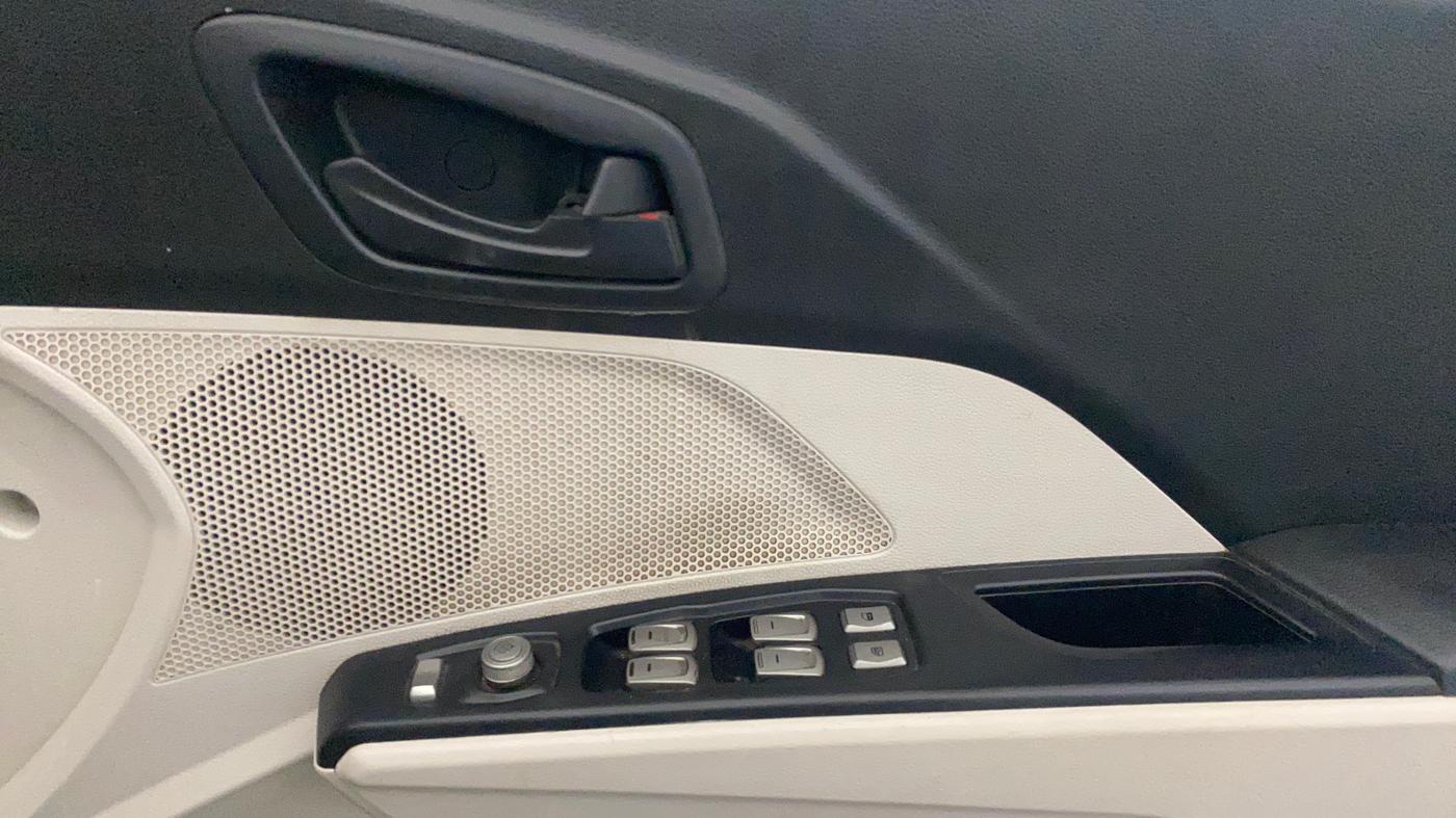 2020 Mahindra XUV300 W6 1.2 PETROL, Petrol, Manual, 1,23,203 km, Driver Side Door Panels Control