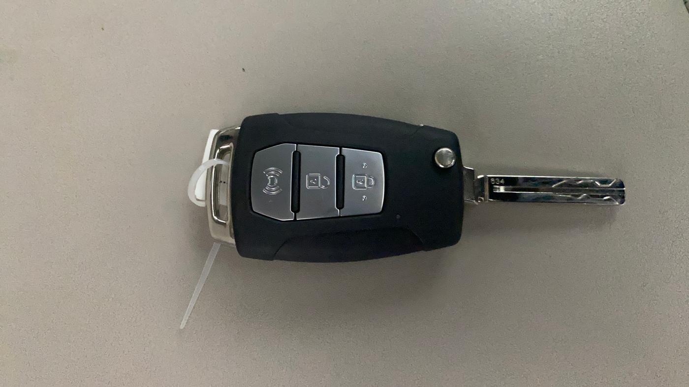 2020 Mahindra XUV300 W6 1.2 PETROL, Petrol, Manual, 1,23,203 km, Key Close Up